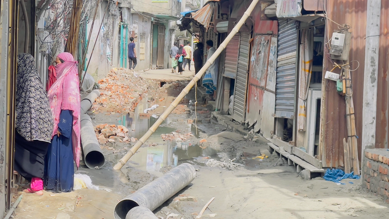 নারায়ণগঞ্জের সোনারগাঁয়ে ঢাকা-চট্টগ্রাম মহাসড়কের পাশের সড়ক ও জনপদের জায়গা ও ড্রেন দখলের অভিযোগ। ছবি : কালবেলা
