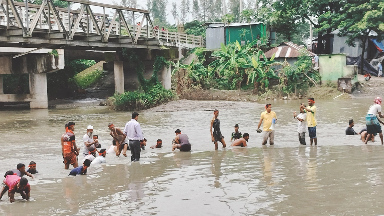 লক্ষ্মীপুরের রামগতি উপজেলার আজাদনগর ব্রিজ এলাকায় অবৈধ বাঁধ অপসারণ করেন স্থানীয়রা। ছবি : কালবেলা