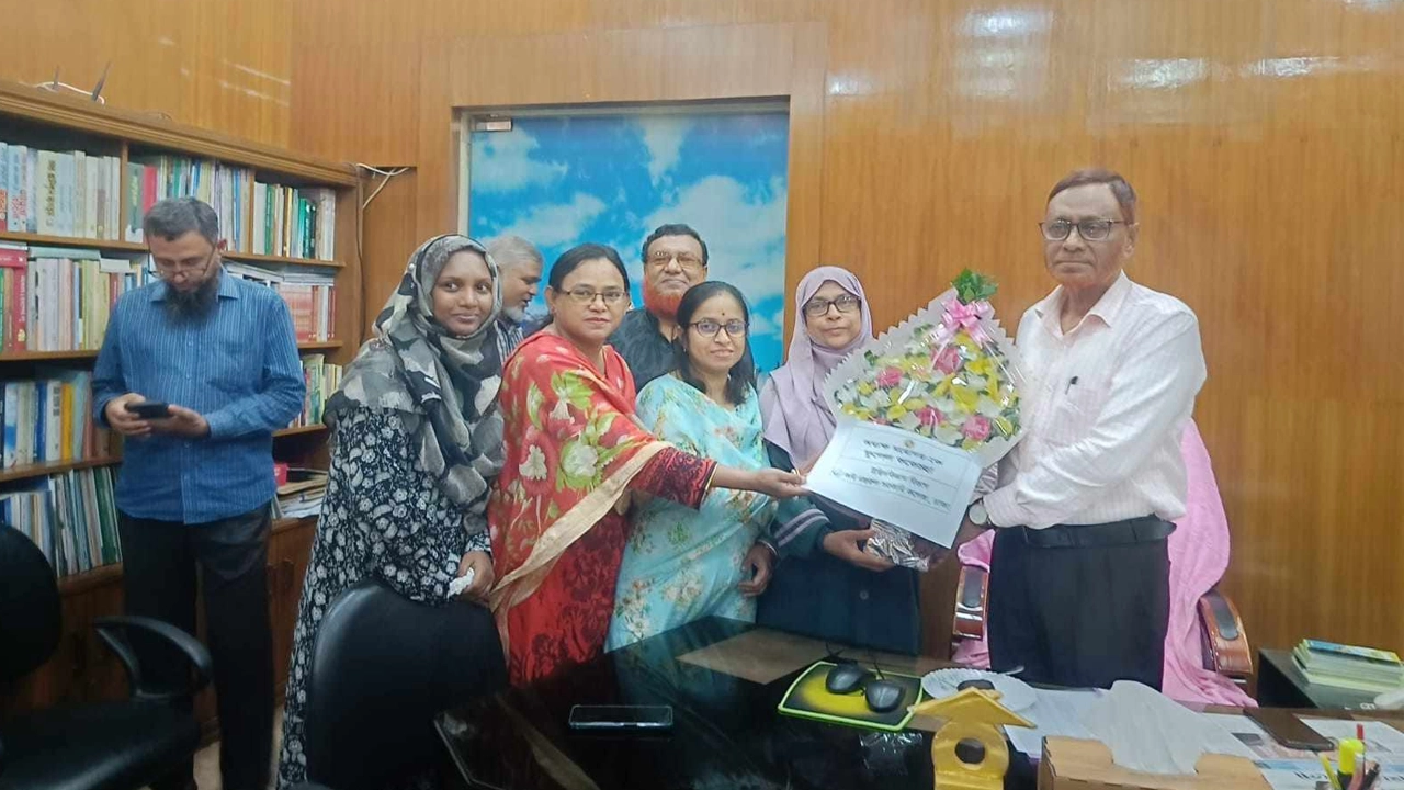 ফুল দিয়ে নতুন অধ্যক্ষকে বরণ করে নিল শিক্ষক-শিক্ষার্থীরা। ছবি : কালবেলা