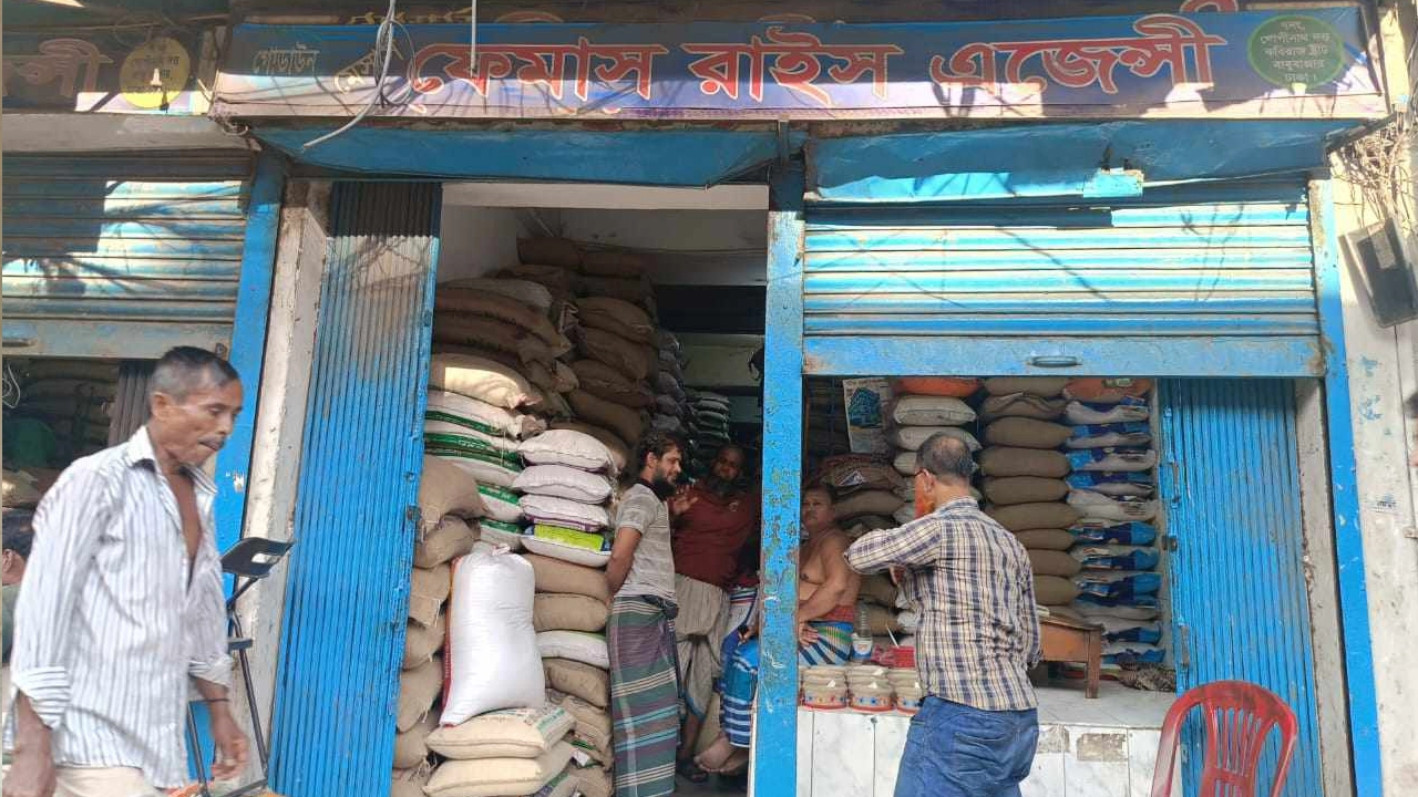চালের বাজার অস্থির হওয়ার পেছনে মিল মালিক ও করপোরেট সিন্ডিকেটকে দায়ী করছেন সাধারণ ব্যবসায়ীরা। ছবি : কালবেলা