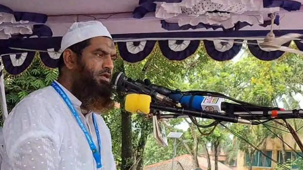 মাদারীপুরের ঈদগাহ মাঠে মহাসমাবেশে বক্তব্য দেন আল্লামা মামুনুল হক। ছবি : কালবেলা