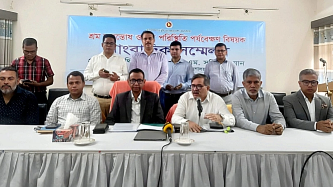 গাজীপুরের টঙ্গী শিল্প সম্পর্ক শিক্ষায়তনে শ্রম অসন্তোষ ও শ্রম পরিস্থিতি পর্যবেক্ষণ বিষয়ক সাংবাদিক সম্মেলনে প্রধান অতিথি হিসেবে কথা বলেন শ্রম ও কর্মসংস্থান মন্ত্রণালয়ের সচিব এ এইচ এম সফিকুজ্জামান। ছবি : কালবেলা
