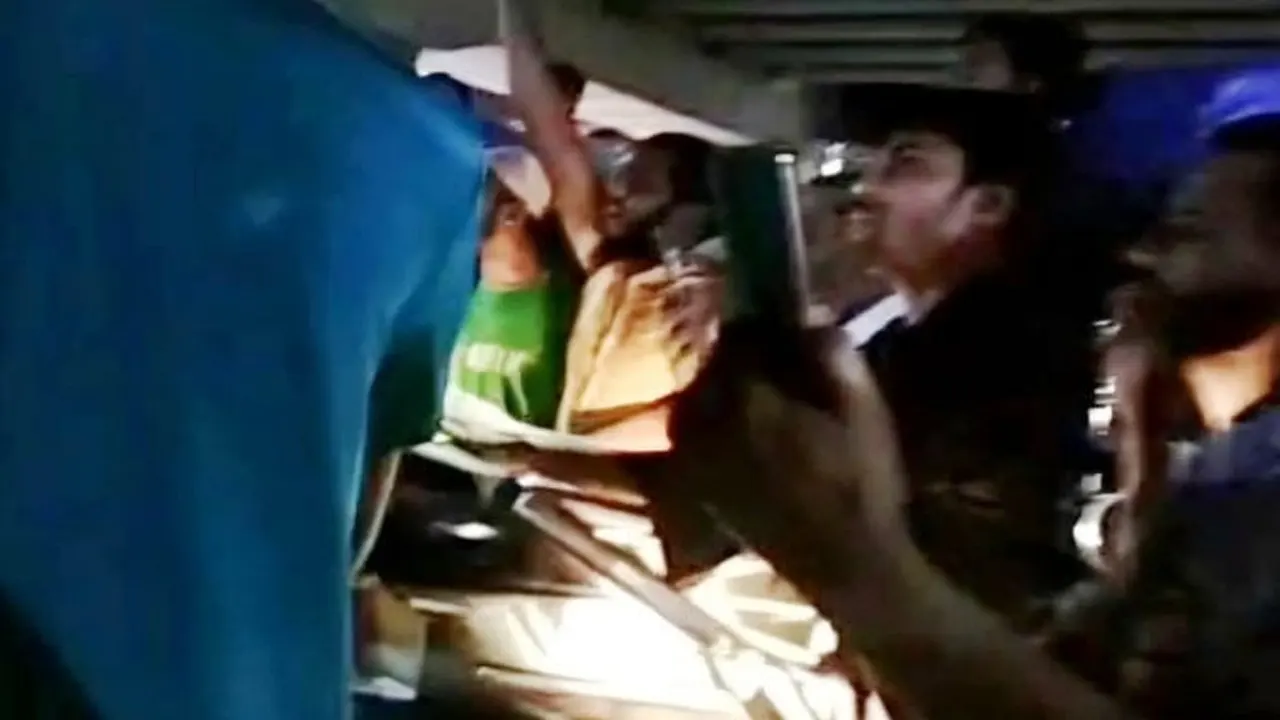 টঙ্গীবাজার আনারকলি সিনেমা হলের সামনে বিএনপি নেতাকর্মীরা। ছবি : সংগৃহীত