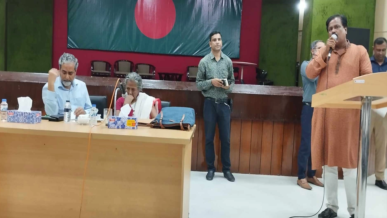 অধিদপ্তরের সম্মেলন কক্ষে সমাজকল্যাণ মন্ত্রণালয়ের সচিবরা। ছবি : কালবেলা