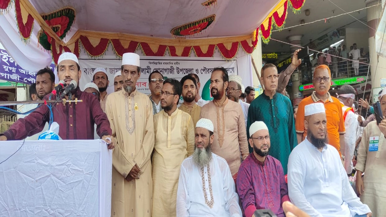 পথসভায় বক্তব্য রাখছেন মুহাম্মদ সেলিম উদ্দীন। ছবি : কালবেলা