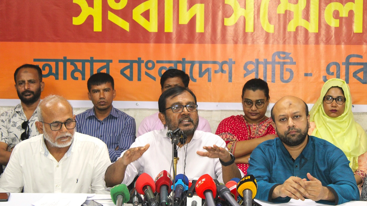 বিজয়নগরস্থ এবি পার্টির কেন্দ্রীয় কার্যালয়ে সংবাদ সম্মেলনে উপস্থিত নেতাদের একাংশ। ছবি : কালবেলা