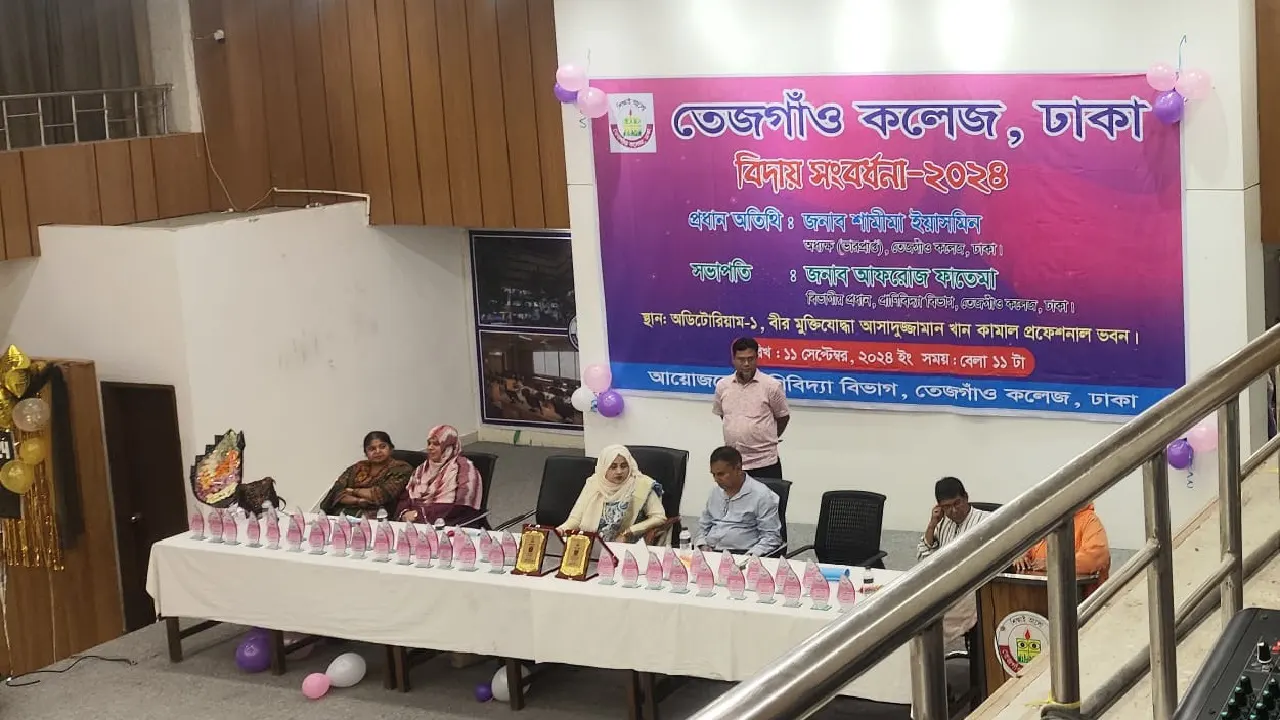অনুষ্ঠান চলাকালেই ব্যানারে থাকা সাবেক স্বরাষ্ট্রমন্ত্রীর নাম ঢেকে দেওয়া হয়। ছবি : কালবেলা