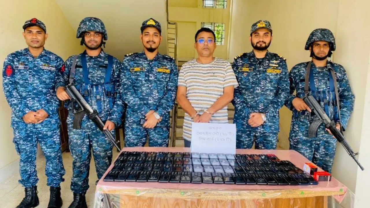 আটককৃত হাতিয়ার নলছিরা ইউপি চেয়ারম্যান মুনছুর উল্লাহ শিবলী। ছবি : সৌজন্য