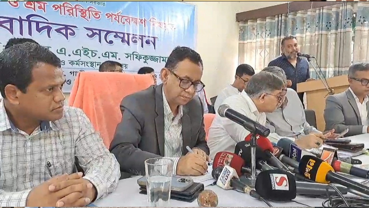 শ্রমিকদের আন্দোলন নিয়ে কথা বলেন শ্রম ও কর্মসংস্থান মন্ত্রণালয়ের সচিব এ এইচ এম সফিকুজ্জামান। ছবি : কালবেলা