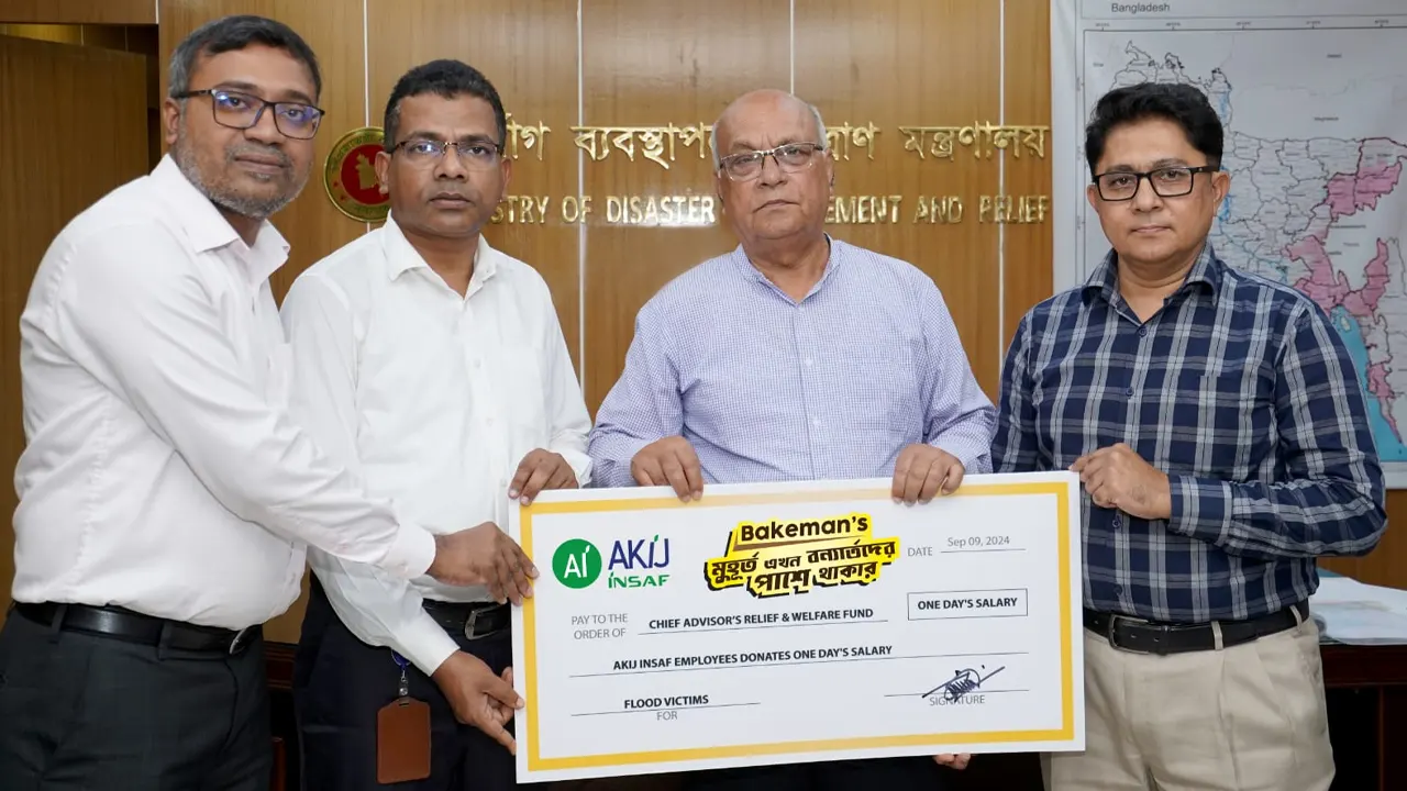 বন্যার্তদের পুনর্বাসনে এক দিনের বেতন তুলে দিচ্ছেন কর্মকর্তারা। ছবি : সংগৃহীত