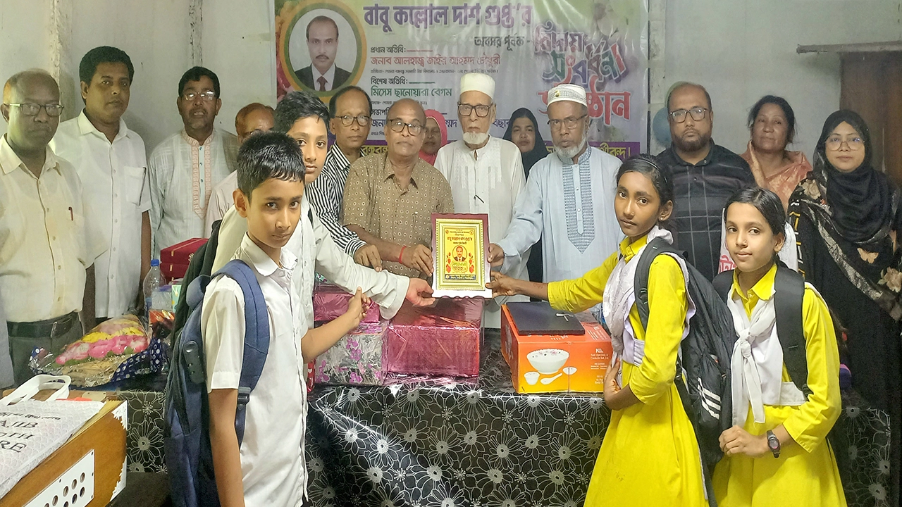 রাঙ্গুনিয়া উপজেলার পোমরা বঙ্গবন্ধু সরকারি উচ্চ বিদ্যালয়ের সিনিয়র শিক্ষক কল্লোল দাশ গুপ্তকে বৃহস্পতিবার বিদায় সংবর্ধনা দেন শিক্ষক ও শিক্ষার্থীরা। ছবি : কালবেলা