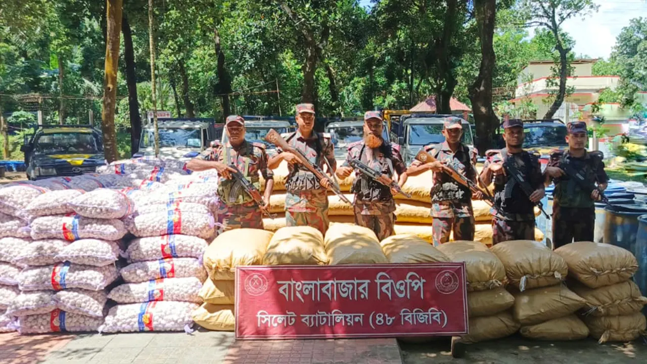 জব্দকৃত রসুন, সুপারি, শিং মাছ। ছবি : কালবেলা