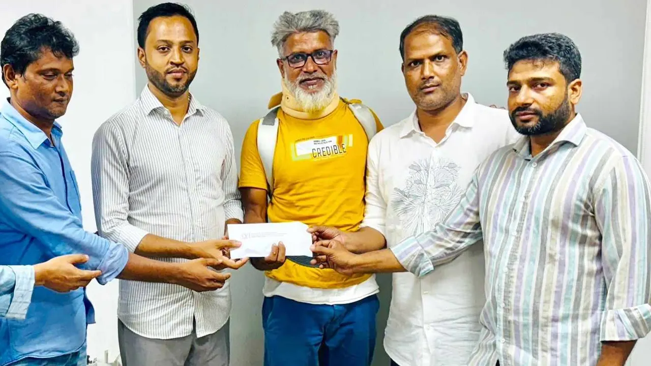 তারেক রহমানের পক্ষ থেকে ফুটবলার বুলবুলের হাতে চিকিৎসা সহায়তা তুলে দেওয়া হয়। ছবি : কালবেলা