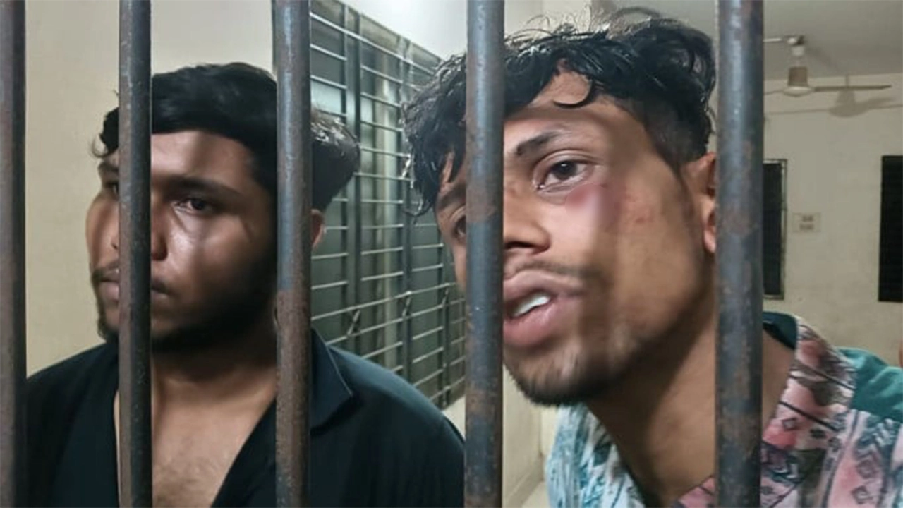 আটককৃত দুই ছাত্রলীগ কর্মী। ছবি : কালবেলা