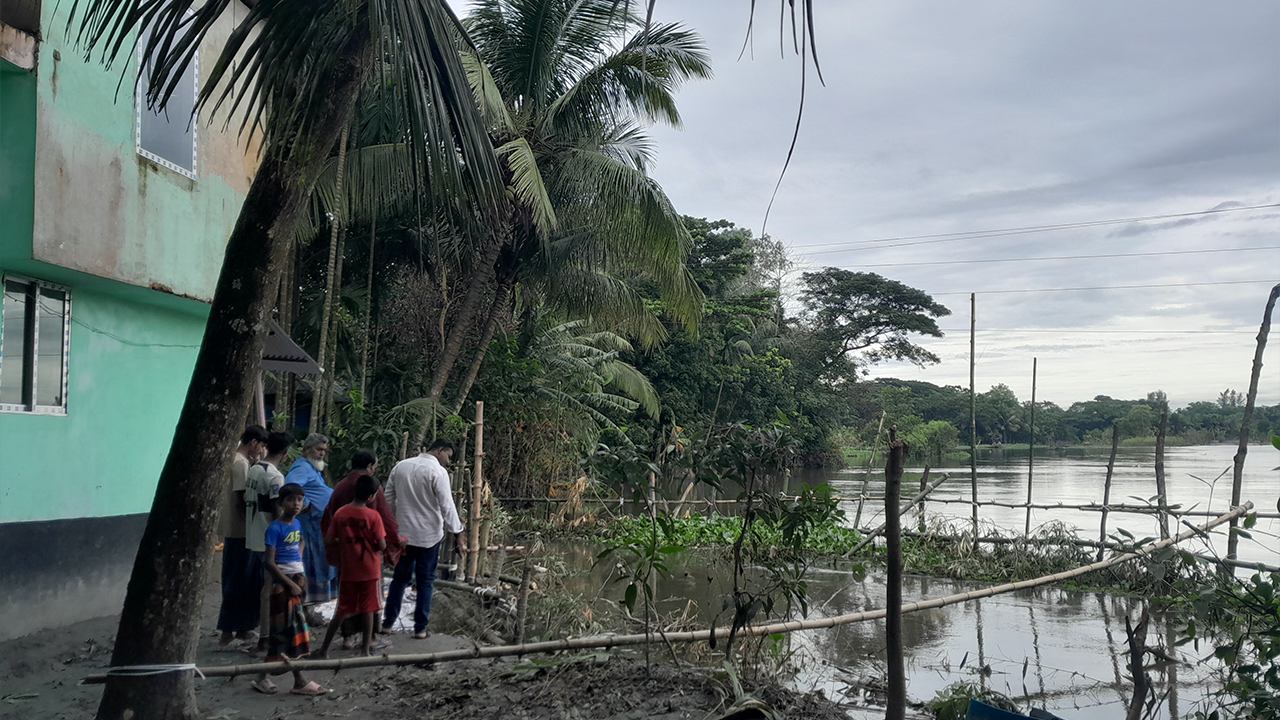 ভাঙনের মুখে বিস্তীর্ণ জনপদ। ছবি : কালবেলা