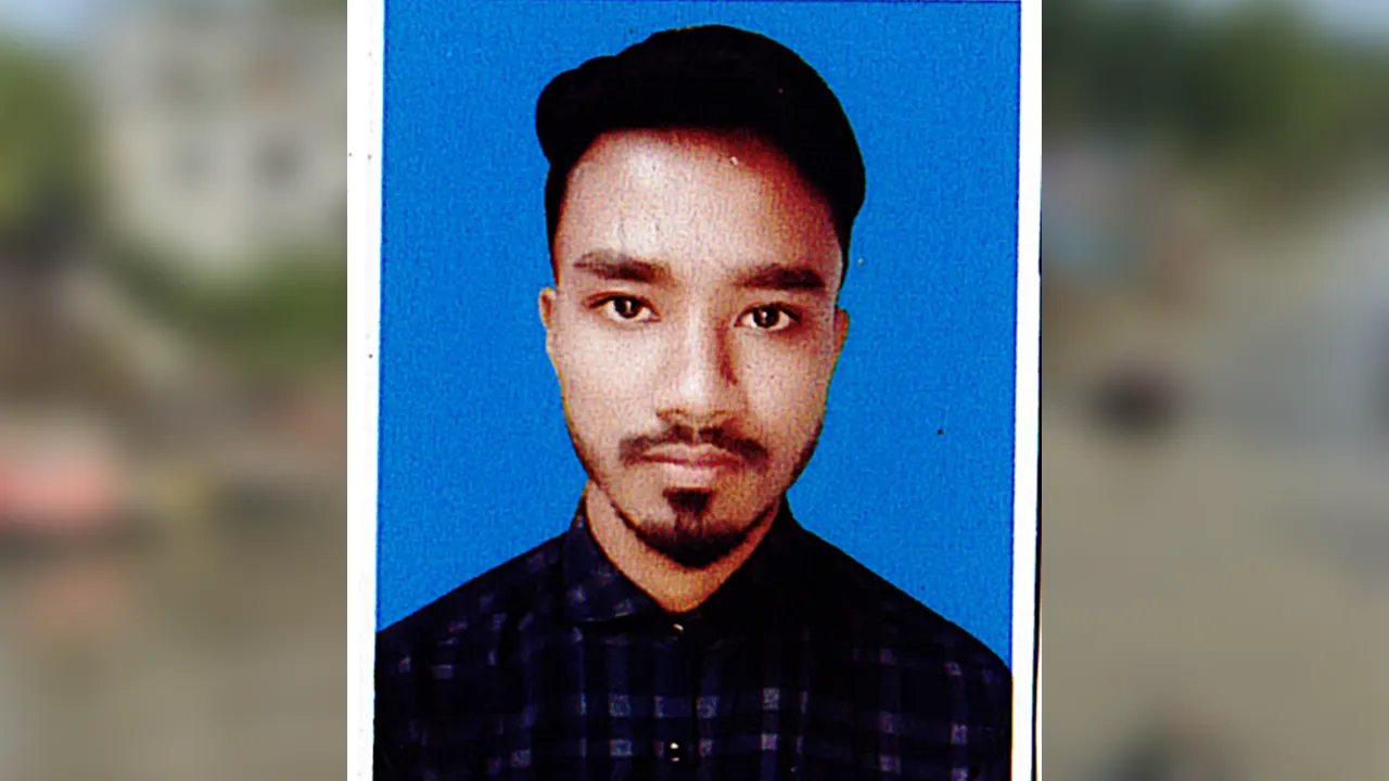 বিরল রোগ থাইমাস গ্লান্ডে আক্রান্ত শিক্ষার্থী রিয়াদ। ছবি : সংগৃহীত