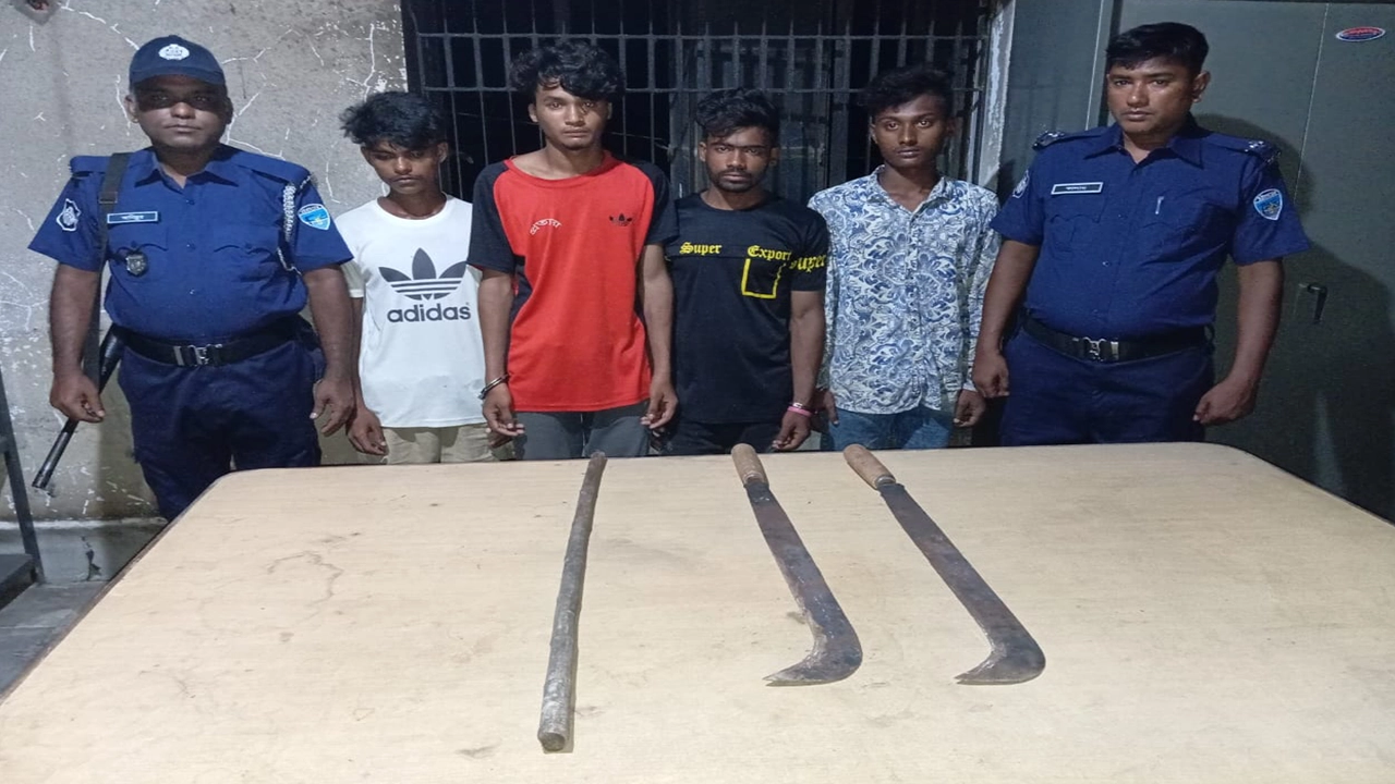 ব্রাহ্মণবাড়িয়া শহরের কুমিল্লা-সিলেট মহাসড়কের পুনিয়াউট এলাকা থেকে অস্ত্রসহ গ্রেপ্তার ৪ ছিনতাইকারী। ছবি : কালবেলা