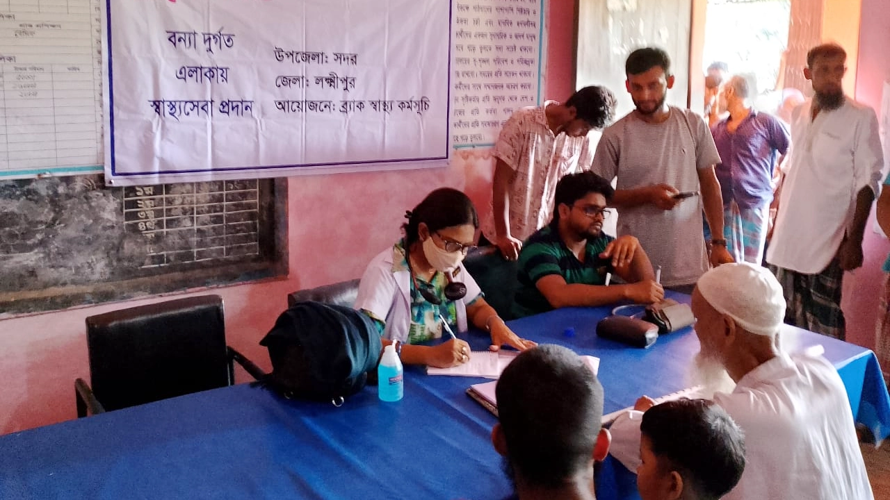 বন্যাদুর্গত এলাকায় ব্র্যাকের স্বাস্থ্যসেবা। ছবি : সংগৃহীত