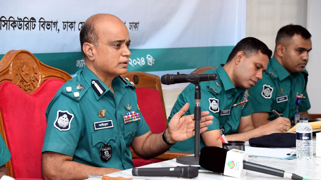 পুলিশ সদস্যদের সঙ্গে এক মতবিনিময় সভায় পুলিশ কমিশনার মো. মাইনুল হাসান। ছবি : সংগৃহীত