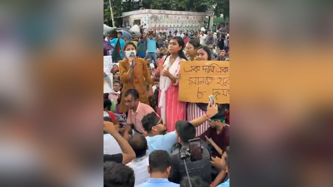 আট দফা দাবিতে রাজধানীর শাহবাগ মোড় অবরোধ করে হিন্দু জাগরণ মঞ্চ। ছবি : সংগৃহীত