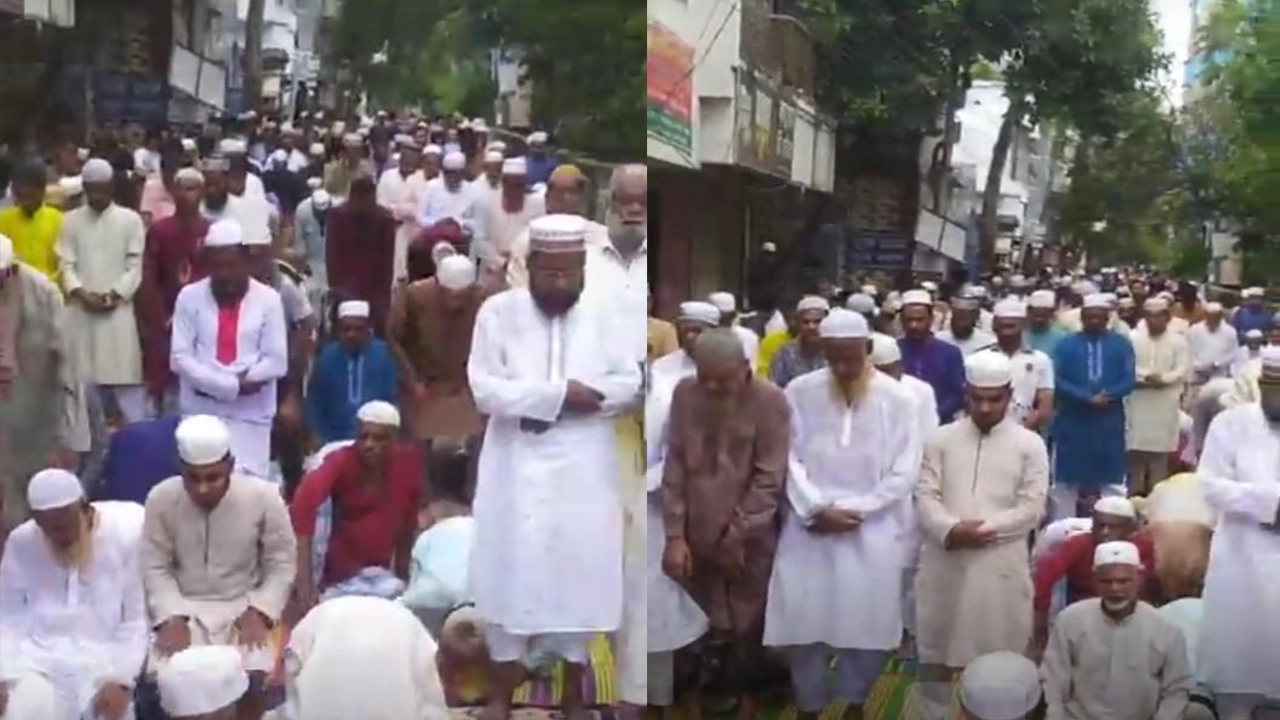 সড়কে মুসল্লিদের রাস্তায় নামাজ আদায়। ছবি : কালবেলা