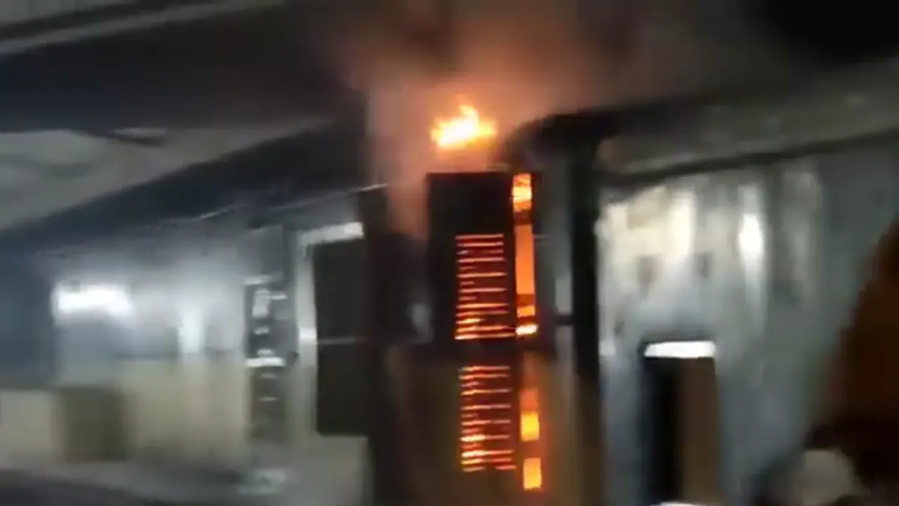 আগুন লেগে যায় ট্রেনের ইঞ্জিনে। ছবি : কালবেলা
