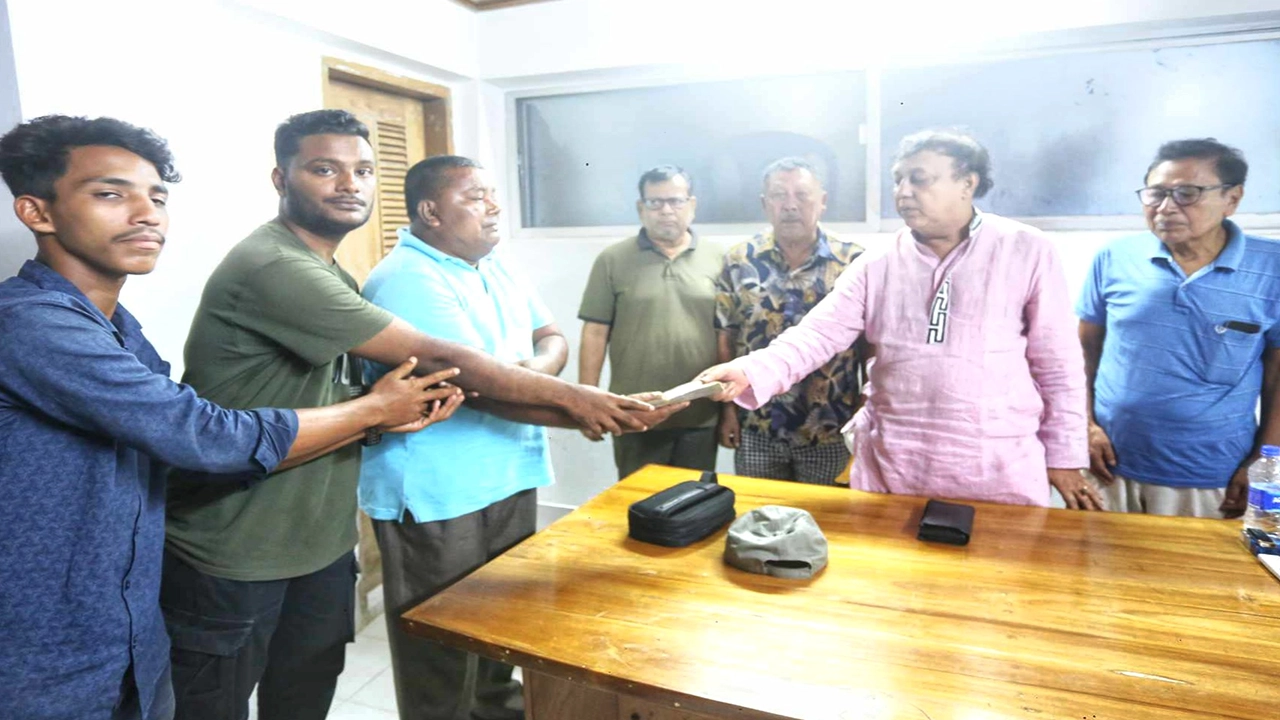 বৈষম্যবিরোধী ছাত্র আন্দোলনে আহত শিক্ষার্থী মোহাম্মদ আবু হাসনাত তানজিনের চিকিৎসায় তার বাবার হাতে এক লাখ টাকা তুলে দেন খাগড়াছড়ি জেলা বিএনপির সভাপতি ও সাবেক সংসদ সদস্য ওয়াদুদ ভূইয়া। ছবি : কালবেলা