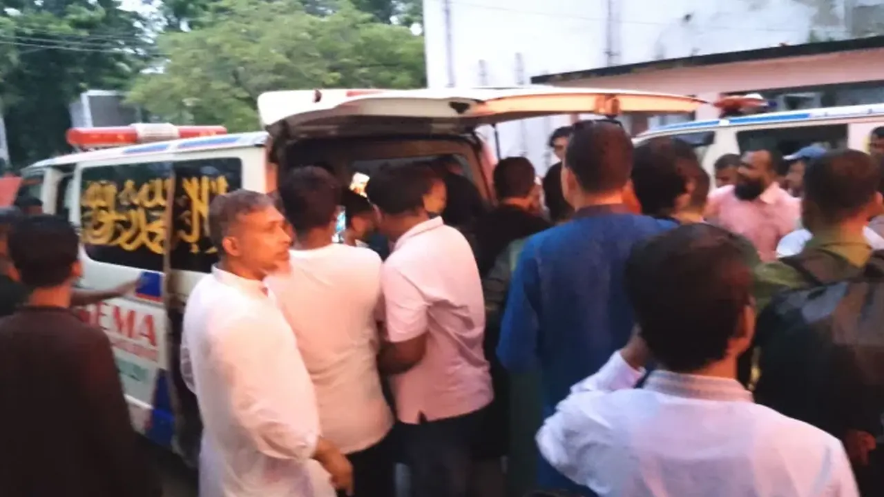 গাড়িবহরে হামলায় আহতদের হাসপাতালে নেওয়া হয়। ছবি : কালবেলা