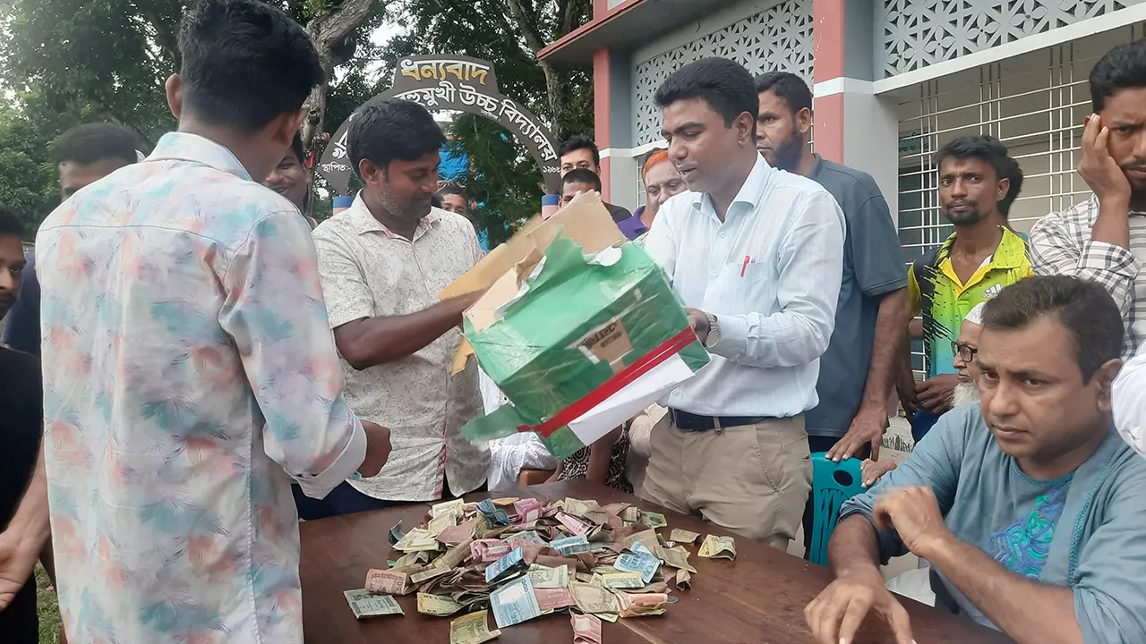 বন্যার্তদের সাহায্যার্থে দান বাক্স থেকে বের করা হচ্ছে আর্থিক অনুদান। ছবি : কালবেলা