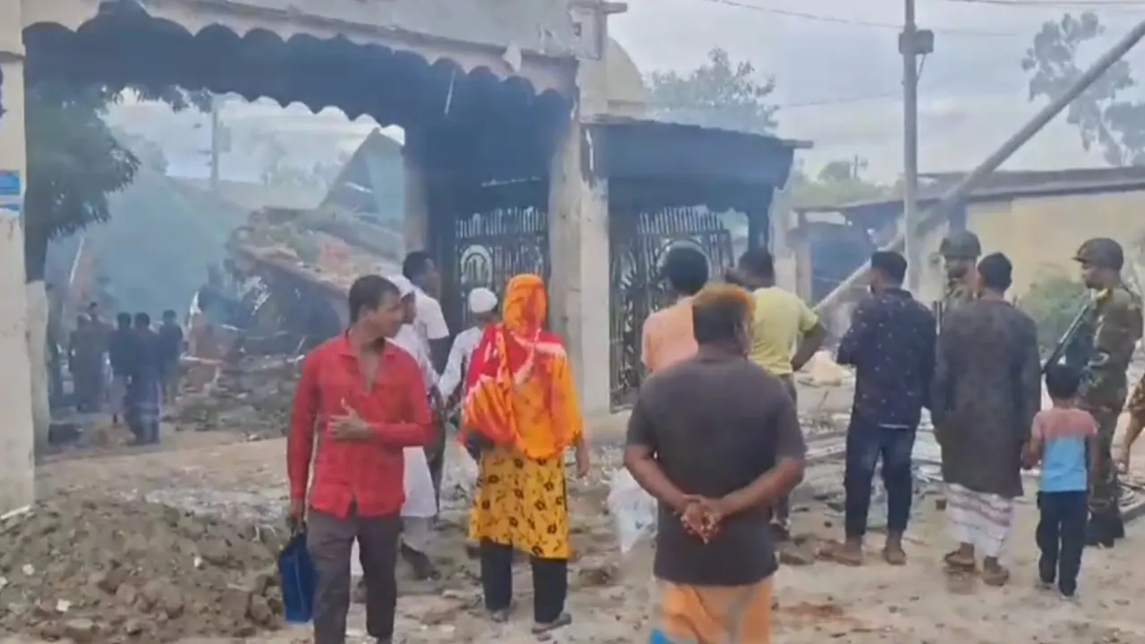 মাজার ভাঙচুর ও অগ্নিসংযোগের ঘটনা ঘটে। ছবি ; কালবেলা