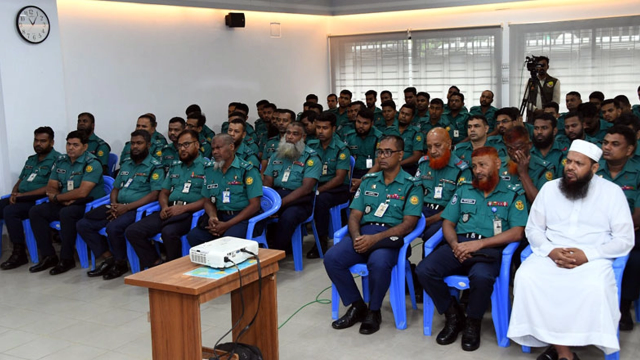 মানুষের সঙ্গে আচরণে পুলিশ সদস্যদের বিনয়ী হতে হবে : ডিএমপি কমিশনার