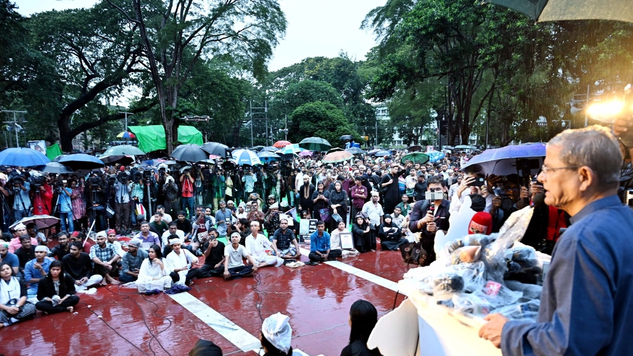 কেন্দ্রীয় শহীদ মিনারে গণআন্দোলনে শহীদ বীরদের স্মরণসভায় মির্জা ফখরুল ইসলাম আলমগীর। ছবি : সংগৃহীত