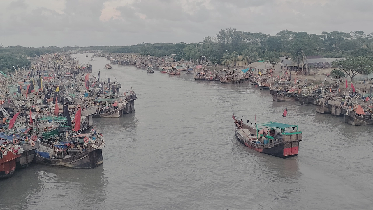 বৈরী আবহাওয়ার কারণে বন্দরে ফিরে আসছে মাছ ধরা ট্রলার। ছবি : কালবেলা
