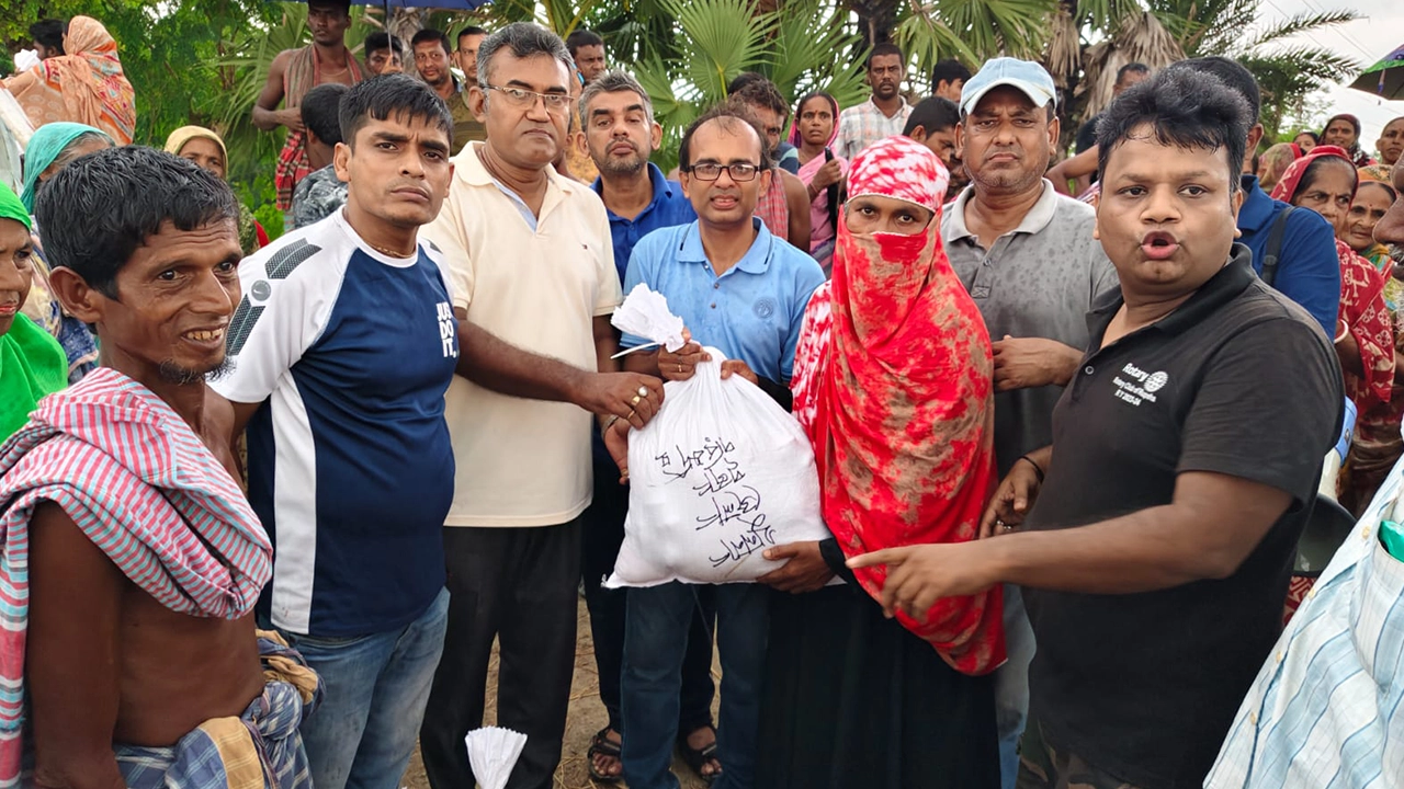 পূজা উদযাপন পরিষদের উদ্যোগে ত্রাণ বিতরণ। ছবি : কালবেলা