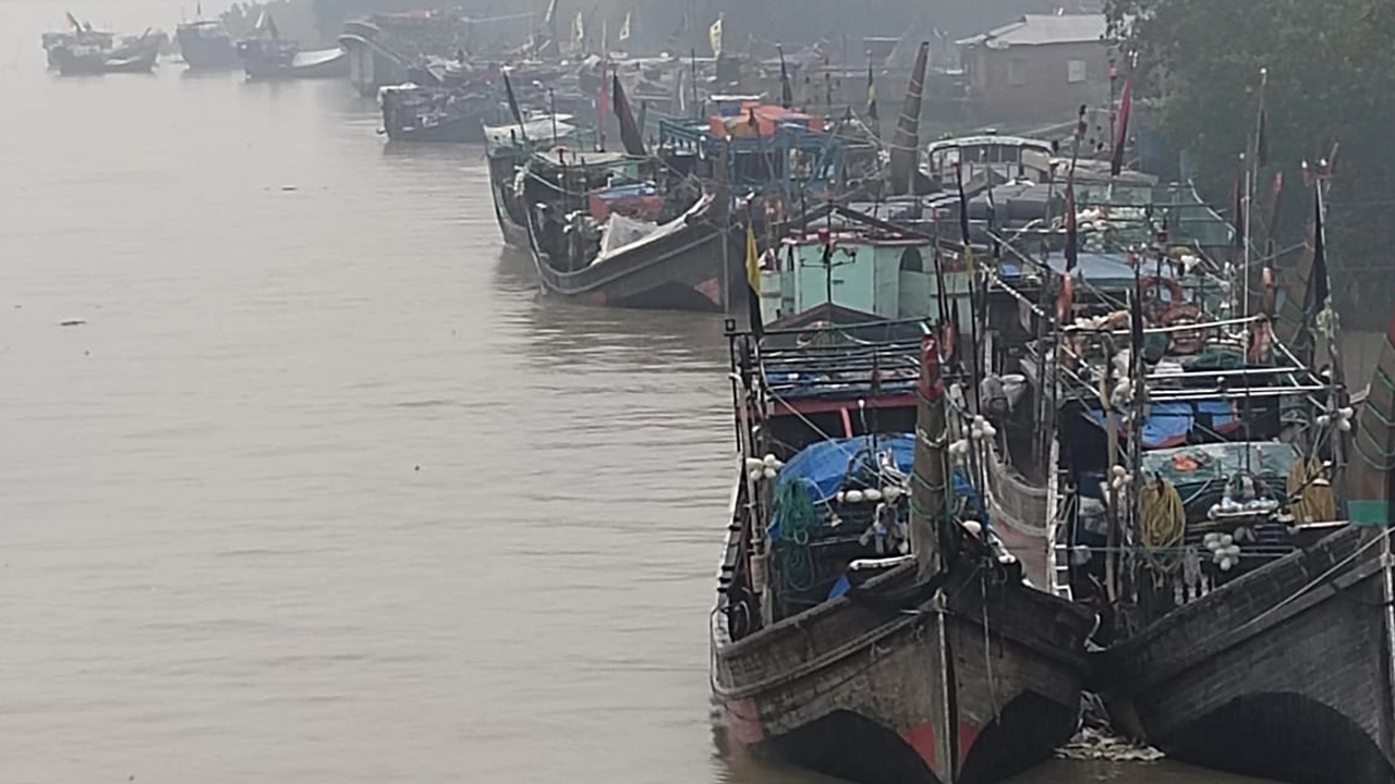 পাথরঘাটায় বরফের অপেক্ষায় মাছ ধরা ট্রলার। ছবি : কালবেলা