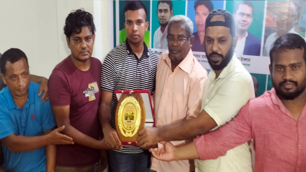 হাঁটু দিয়ে নারীর জন্য সিঁড়ি বানানো সেই সেনা সদস্যকে সম্মাননা প্রদান। ছবি : কালবেলা
