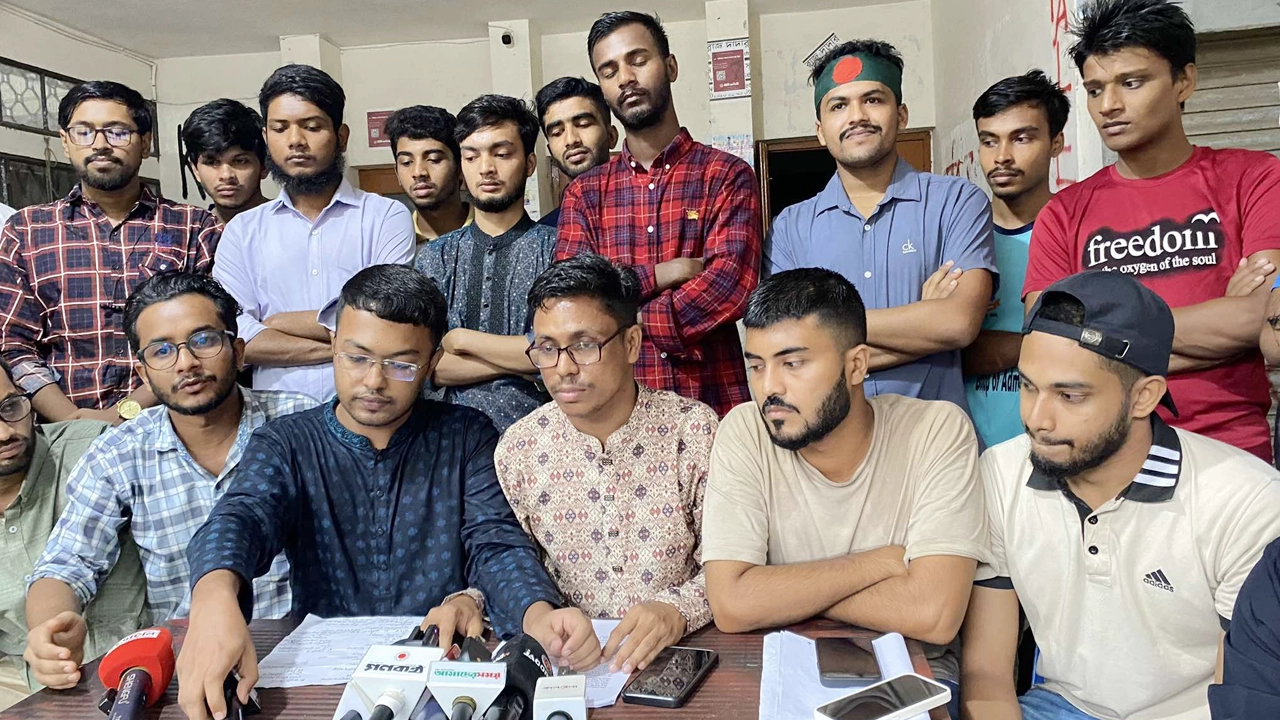 ঢাকা বিশ্ববিদ্যালয়ের ডাকসু ক্যাফেটেরিয়ার সামনে সংবাদ সম্মেলন করেন শিক্ষার্থীরা। ছবি : কালবেলা