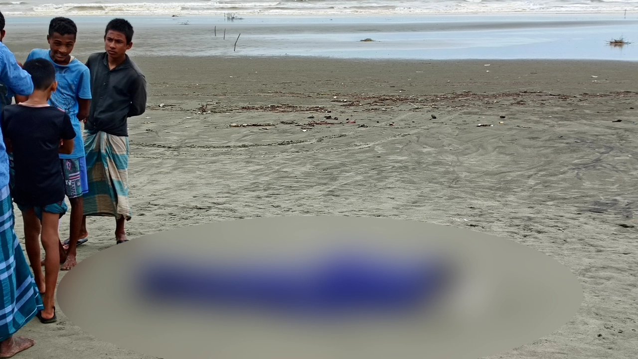ইনানী বিচে ভেসে আসা এক জেলের লাশ। ছবি : কালবেলা