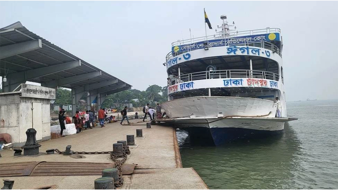 চাঁদপুর-নারায়ণগঞ্জ নৌরুটে চলাচলকারী ৯ থেকে ১২টি লঞ্চের সবই বন্ধ। ছবি : কালবেলা