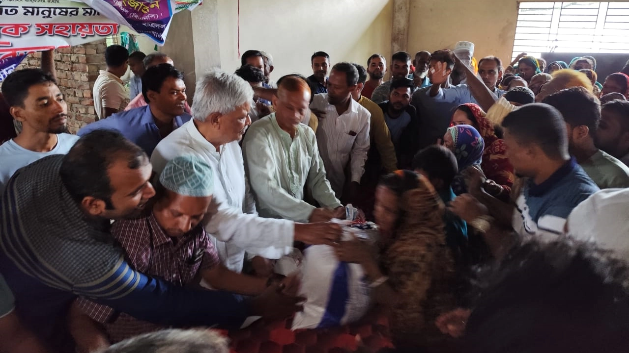 বন্যাদুর্গত এলাকায় ত্রাণ বিতরণ করেন বিএনপির নির্বাহী কমিটির ভাইস চেয়ারম্যান মোহাম্মদ শাহজাহান। ছবি : কালবেলা