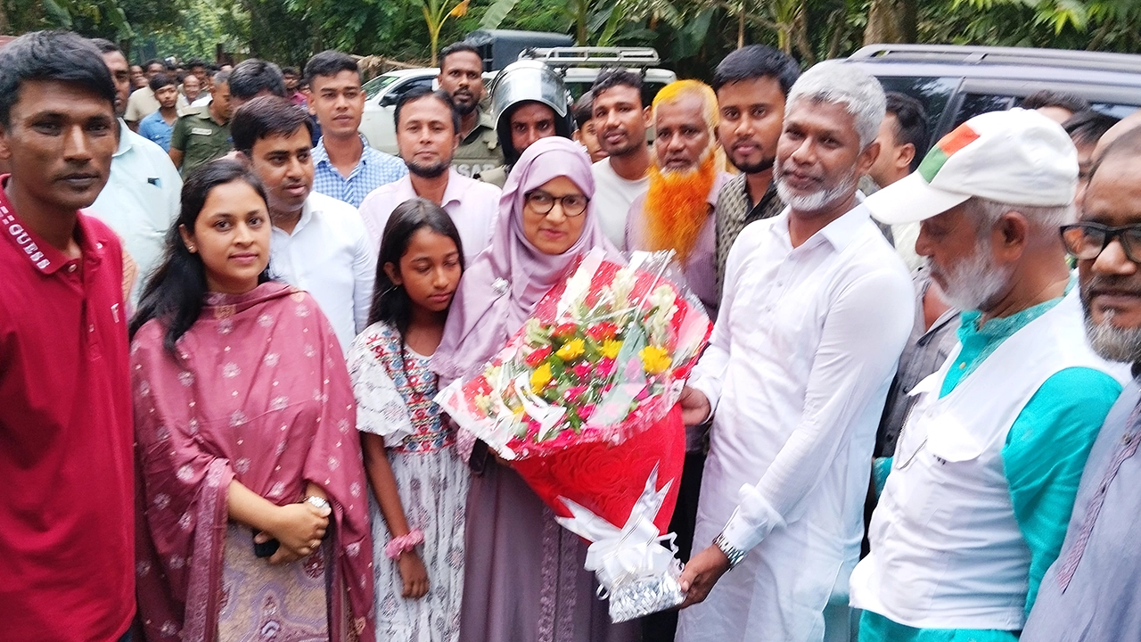 বগুড়ার গাবতলীতে প্রয়াত রাষ্ট্রপতি জিয়াউর রহমানের বাড়ি পরিদর্শনে গেলে জেলা প্রশাসক হোসনা আফরোজাকে ফুলেল শুভেচ্ছা জানান বিএনপির নেতাকর্মীরা। ছবি : কালবেলা