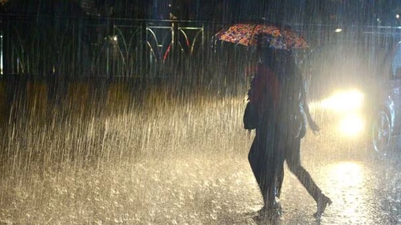 বঙ্গোপসাগরে সৃষ্ট নিম্নচাপের কারণে দেশের বিভিন্ন স্থানে বৃষ্টিপাত হচ্ছে। ছবি : কালবেলা
