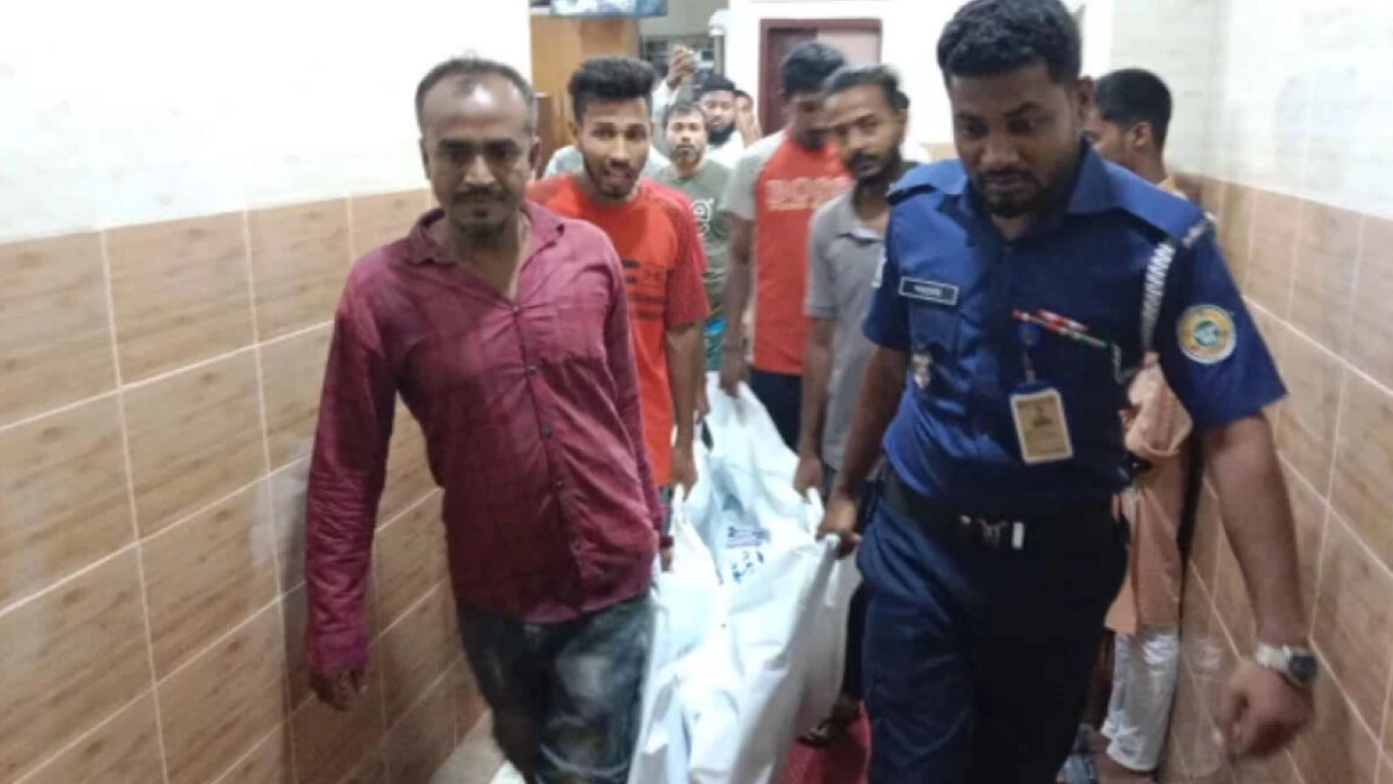 তরুণীর লাশ উদ্ধার করে মর্গে পাঠায় পুলিশ। ছবি : কালবেলা