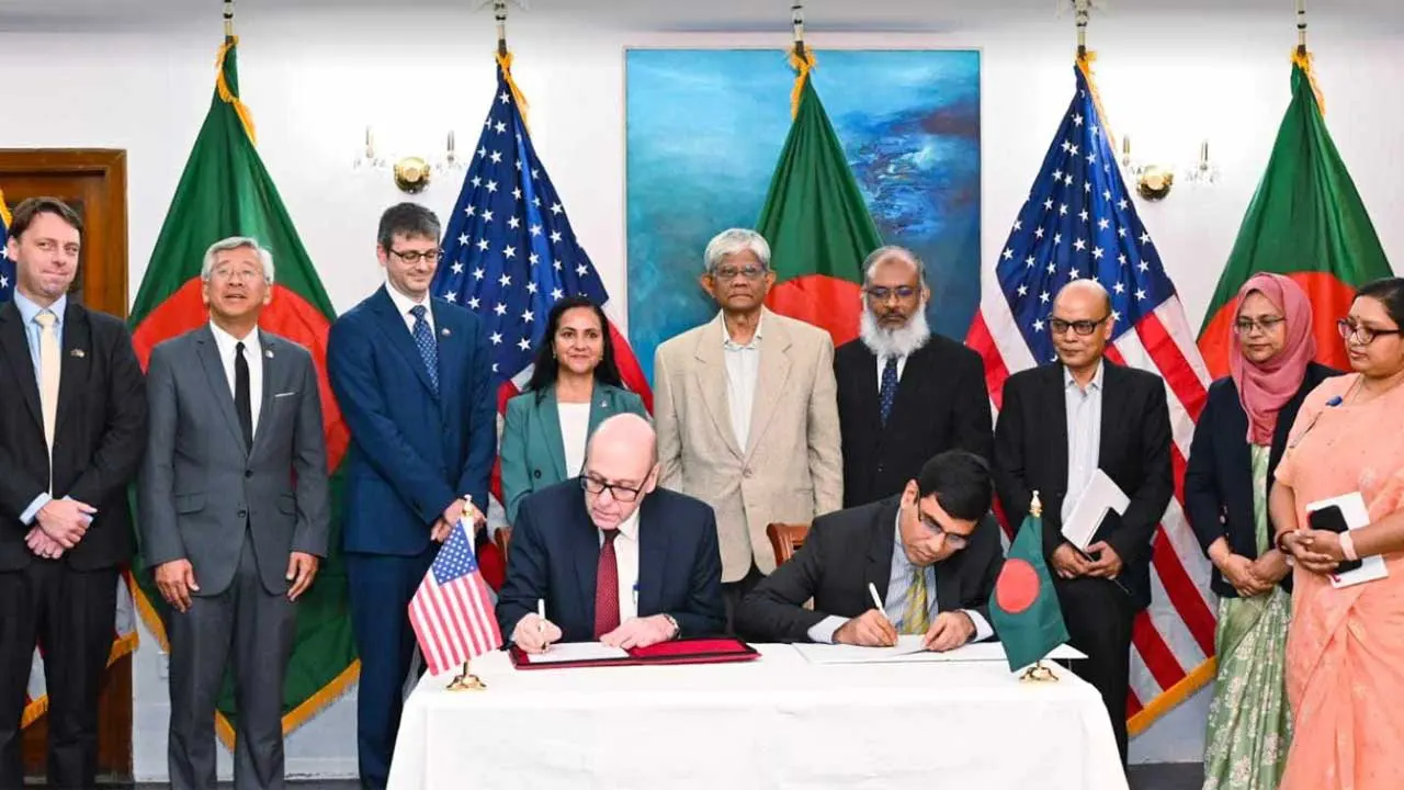 রাষ্ট্রীয় অতিথি ভবন পদ্মায় মার্কিন প্রতি‌নি‌ধিদ‌লের স‌ঙ্গে বৈঠ‌ক করেন অর্থ ও বাণিজ্য উপদেষ্টা সালেহউদ্দিন আহমেদ। ছবি : সংগৃহীত