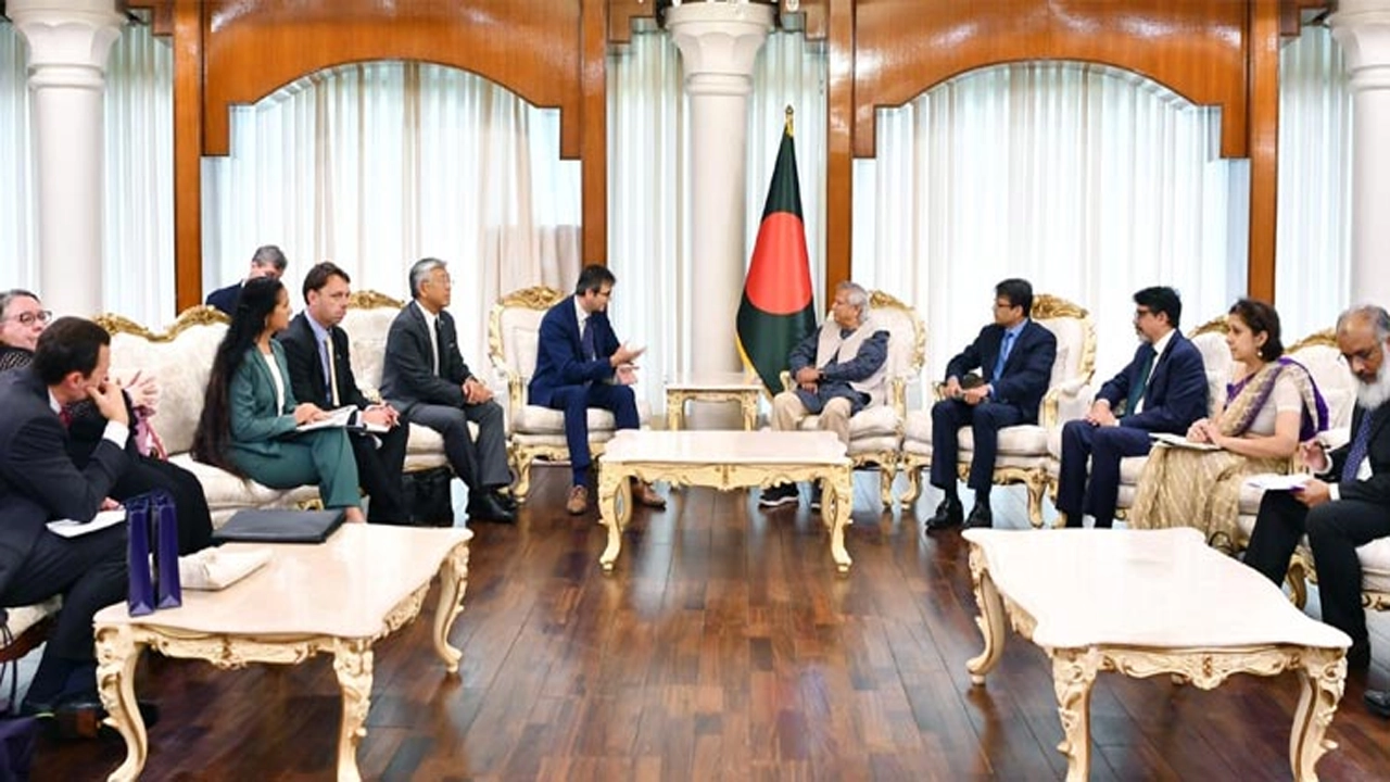 প্রধান উপদেষ্টার সঙ্গে বৈঠকে মার্কিন প্রতিনিধি দল। ছবি : সংগৃহীত