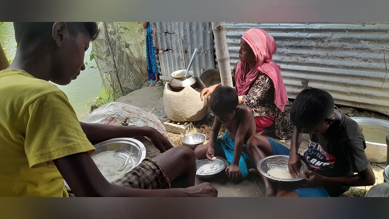 সন্তানদের নিয়ে যমুনার ভাঙনে নিঃস্ব মাজেদা। ছবি :কালবেলা
