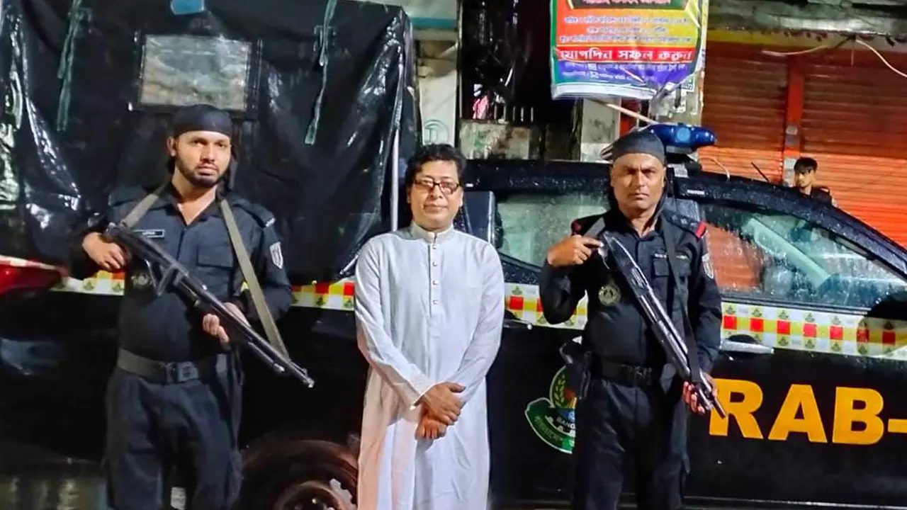 র‌্যাবের হাতে আটক সাবেক জনপ্রশাসন মন্ত্রী ফরহাদ হোসেন। ছবি : কালবেলা