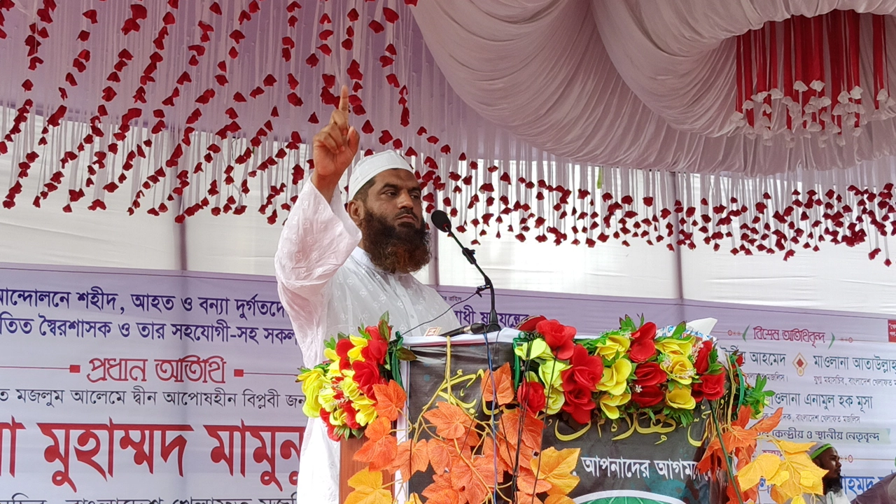 ঠাকুরগাঁওয়ের গণসমাবেশে বক্তব্য রাখেন খেলাফত মজলিসের কেন্দ্রীয় মহাসচিব মাওলানা মামুনুল হক। ছবি : কালবেলা