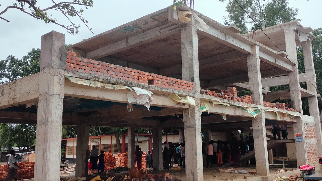 নিম্নমানের সামগ্রী ব্যবহার করায় কাজ বন্ধ করে দিল এলাকাবাসী। ছবি : কালবেলা