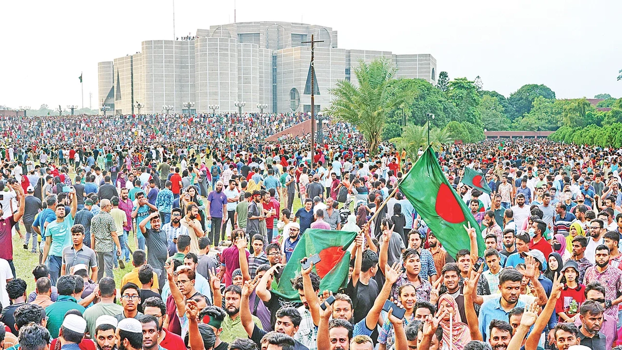 শেখ হাসিনার পদত্যাগের পর লাখো মানুষ জড়ো হন সংসদ ভবন এলাকায়। ছবি : সংগৃহীত